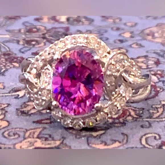 Fancy purple cubic zirconia ring size 8 with white cz’s around it . 3 ct dew - Picture 1 of 4